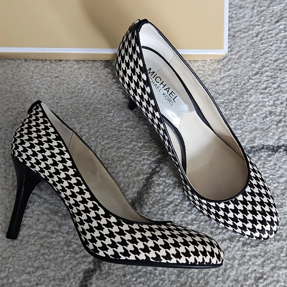 Michael Kors Dorothy Flex Black and White Calf Hair Houndstooth Pumps, Size 7 - Picture 1 of 6